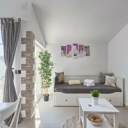 La Apartment *